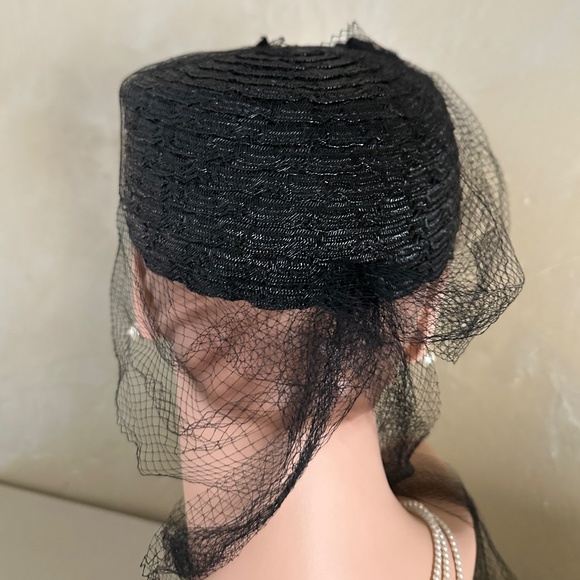FABULOUS 1930s\' BLACK STRAW TOQUE  WITH FABRIC FLOWERS AND LONG VEIL main image 7